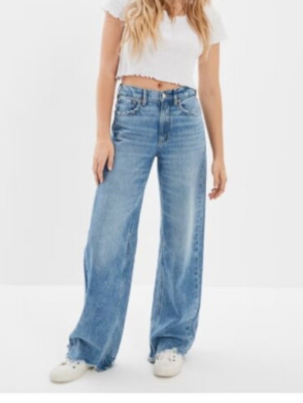 American Eagle Outfitters light wash wide-leg jeans in women’s size 6